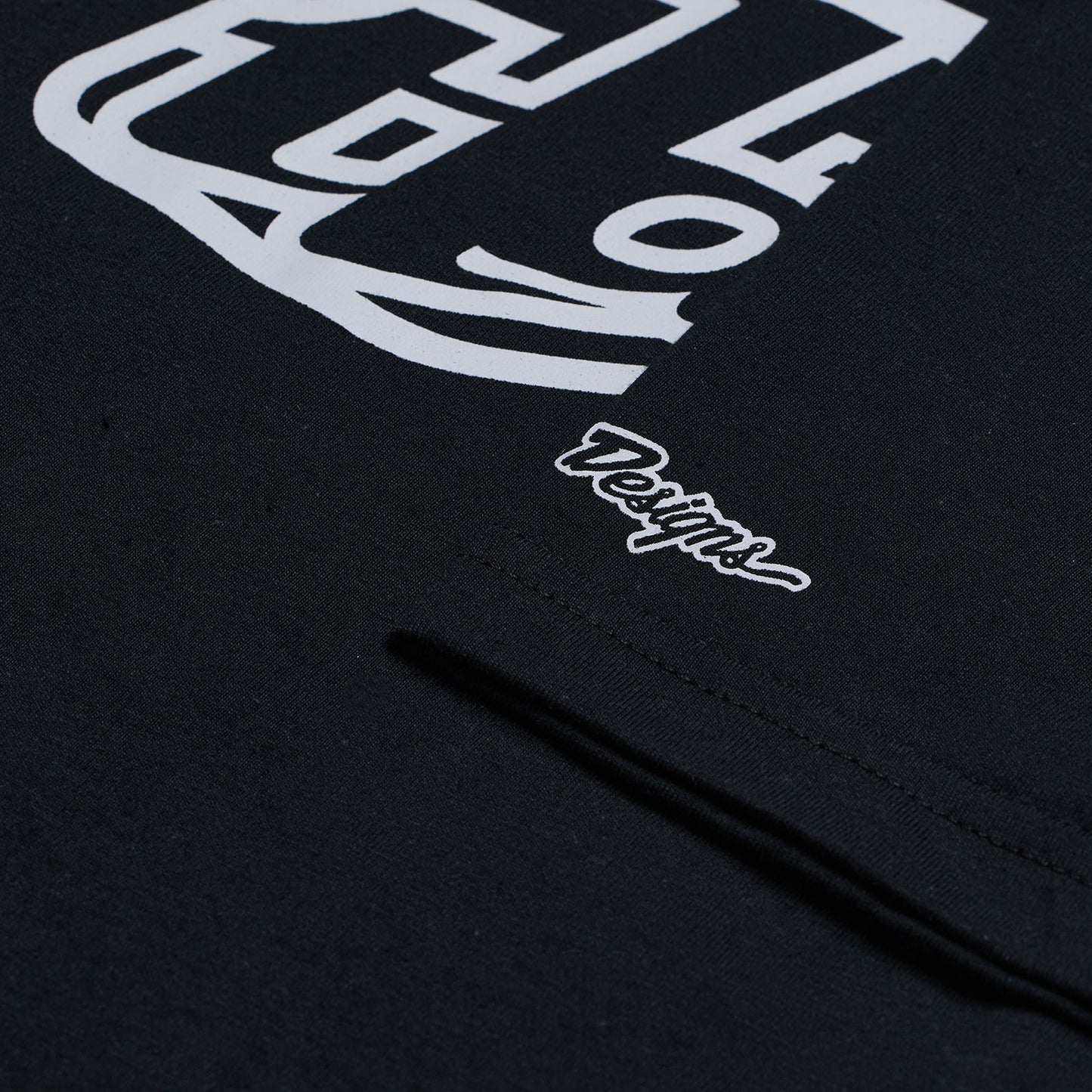 T-shirt à manches courtes avec badge noir